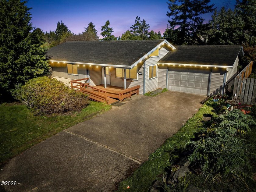 Great single level starter home in a neighborhood of full time - Beach Home for sale in Waldport, Oregon on Beachhouse.com
