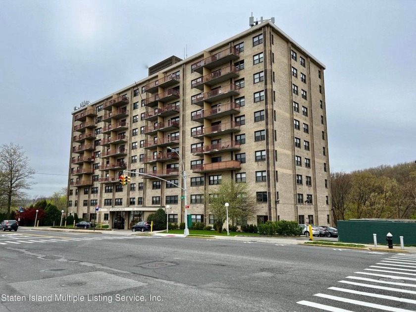 : Welcome to the Fountains. This high rise building provides a - Beach Condo for sale in Staten Island, New York on Beachhouse.com