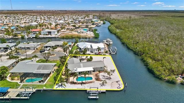 This exceptional 3/2 INTERSECTING CANAL POOL HOME CAN BE YOURS - Beach Home for sale in Fort Myers Beach, Florida on Beachhouse.com