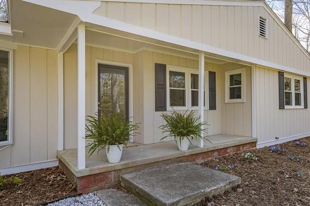 Completely renovated 3 bedroom, 2 bath home in the heart of - Beach Home for sale in Irvington, Virginia on Beachhouse.com