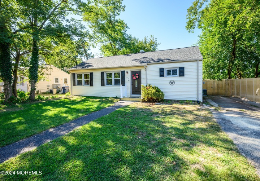 Welcome to this charming 4-bedroom, 2-bath ranch in Beachwood - Beach Home for sale in Beachwood, New Jersey on Beachhouse.com