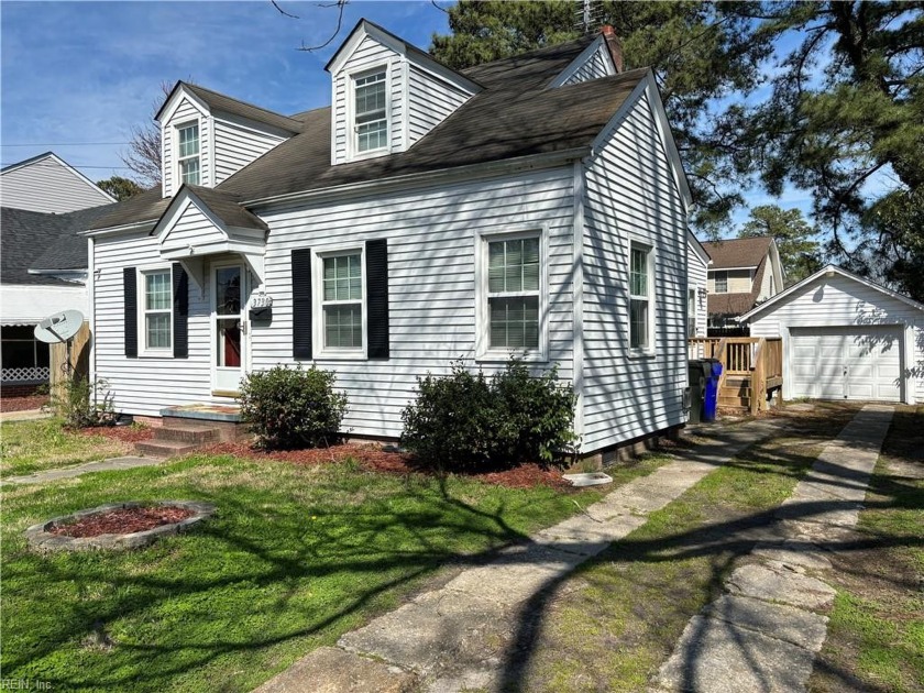 This charming cape cod is short drive to the airport, downtown - Beach Home for sale in Norfolk, Virginia on Beachhouse.com
