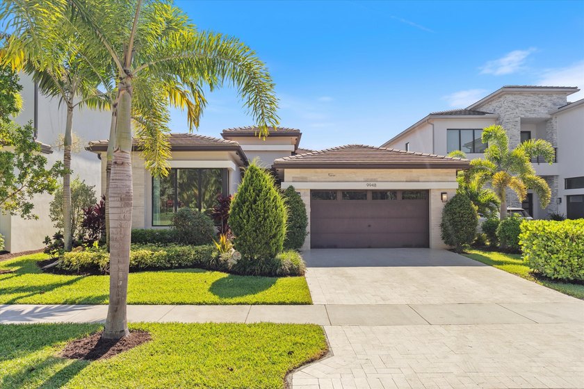 Welcome to effortless luxury living in Boca Bridges. From the - Beach Home for sale in Boca Raton, Florida on Beachhouse.com