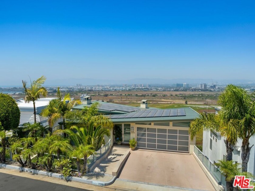 Situated on the bluffs of Playa del Rey with far-reaching views - Beach Home for sale in Playa Del Rey, California on Beachhouse.com