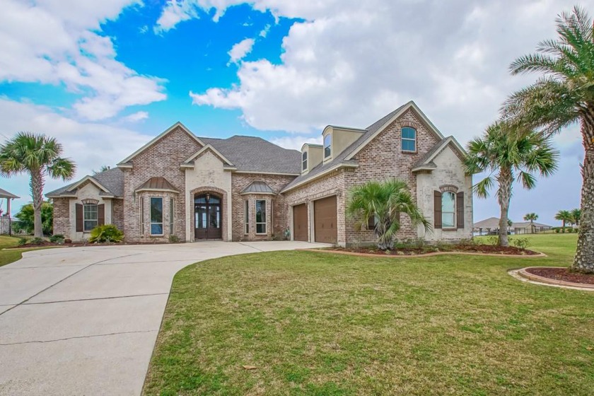 This split floorplan features 4 bedrooms, 4 1/2 baths, formal - Beach Home for sale in Slidell, Louisiana on Beachhouse.com
