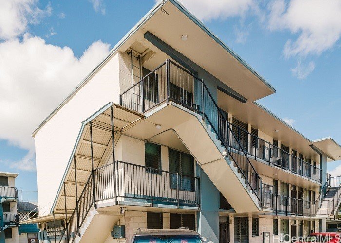 ALOHA! This fee simple 1962 built condo has approximately 421 sq - Beach Condo for sale in Honolulu, Hawaii on Beachhouse.com