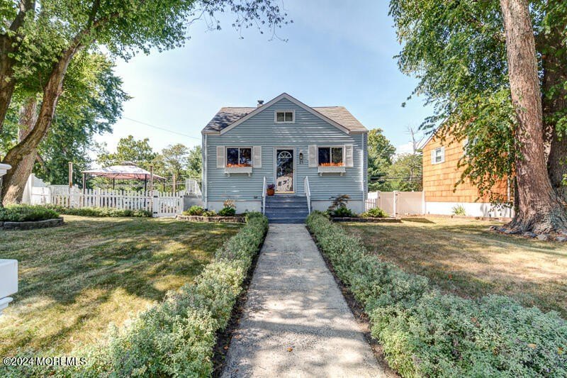 Coming Soon! Can not be shown before September 22! Cute as a - Beach Home for sale in Neptune, New Jersey on Beachhouse.com