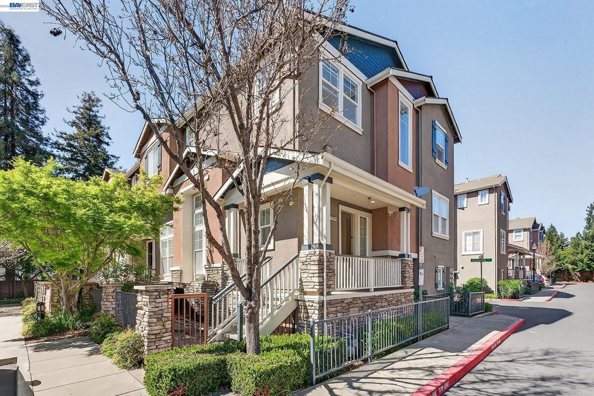 North-East facing corner unit in the highly sought-after Sequoia - Beach Townhome/Townhouse for sale in Fremont, California on Beachhouse.com