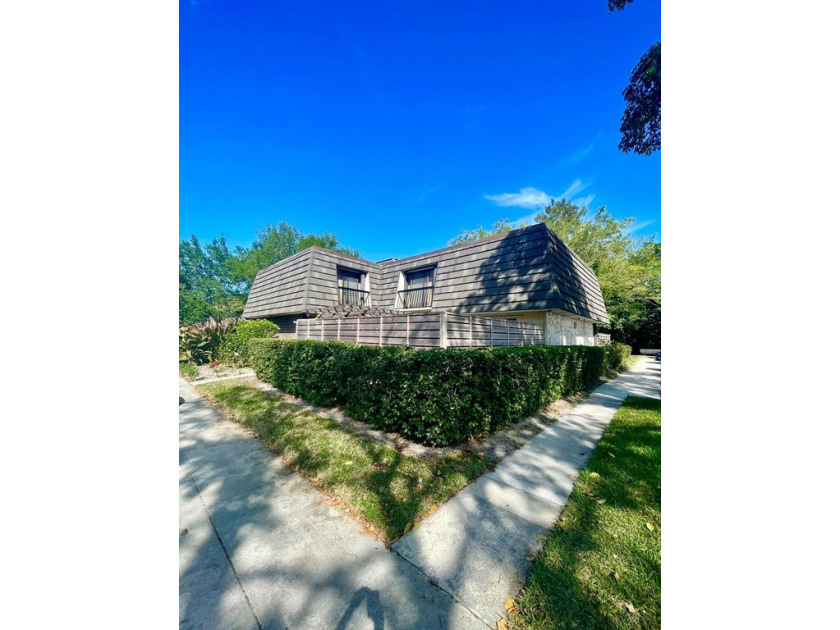 Welcome to 903 9th Terrace, a beautifully renovated waterfront - Beach Townhome/Townhouse for sale in Palm Beach Gardens, Florida on Beachhouse.com