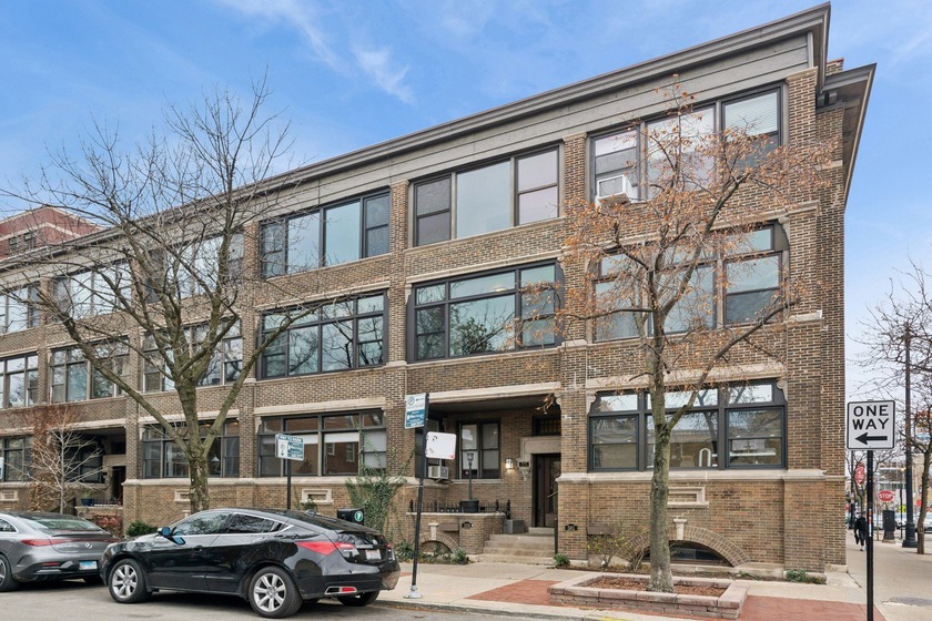 Welcome to 559 W Aldine, Unit 2, an exceptional Lakeview - Beach Condo for sale in Chicago, Illinois on Beachhouse.com