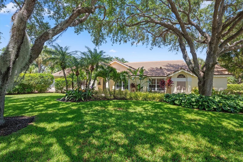 3991 Shearwater Drive in Jonathan's Landing offers an - Beach Home for sale in Jupiter, Florida on Beachhouse.com