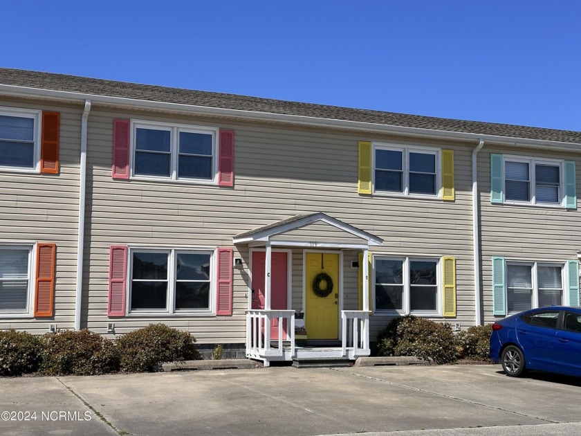 Welcome to your Cozy & Chic coastal retreat. This open and - Beach Townhome/Townhouse for sale in Atlantic Beach, North Carolina on Beachhouse.com
