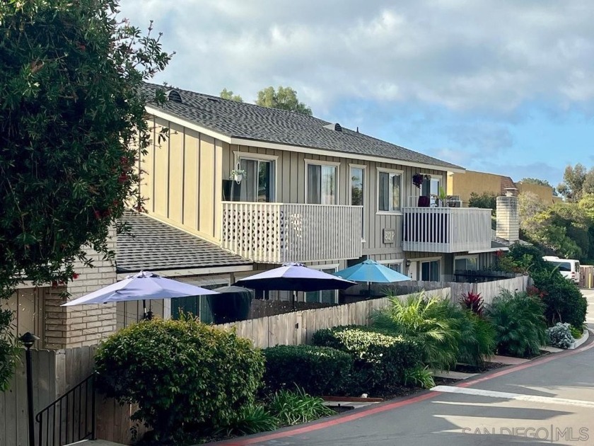 Beach-close beauty in Encinitas. Top floor, end unit in quiet - Beach Home for sale in Encinitas, California on Beachhouse.com