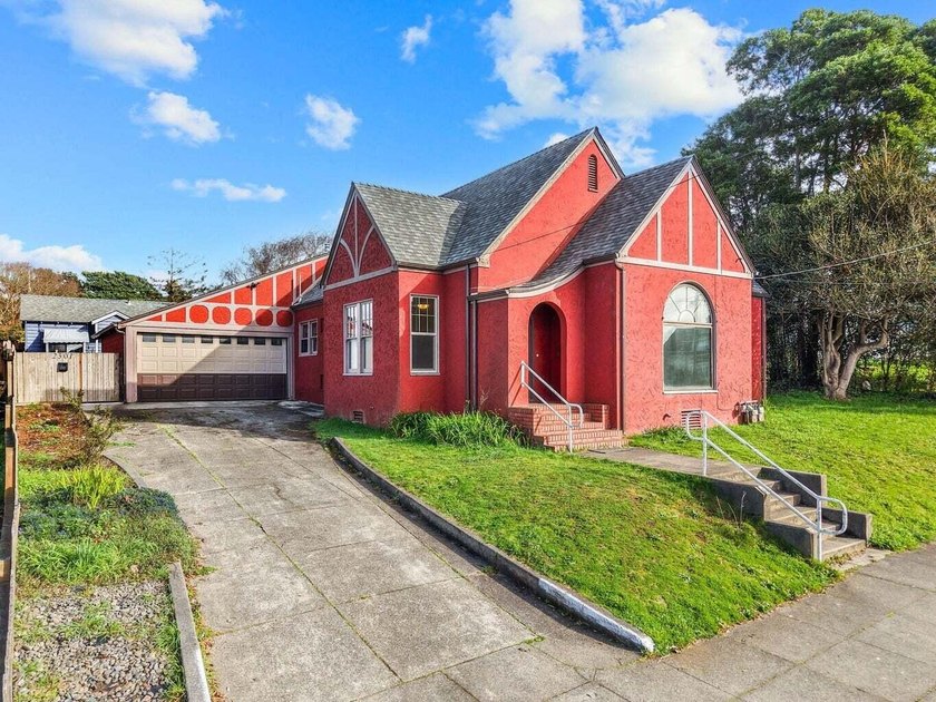 Rare opportunity to own two separate dwellings with individual - Beach Home for sale in Eureka, California on Beachhouse.com