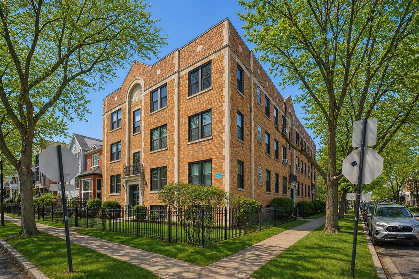This bright and inviting top-floor corner unit is basked in - Beach Condo for sale in Chicago, Illinois on Beachhouse.com