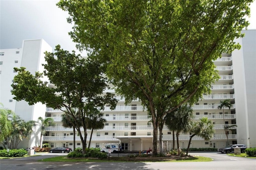 Spacious two-bedroom, one-bathroom unit available for annual - Beach Condo for sale in Fort Lauderdale, Florida on Beachhouse.com