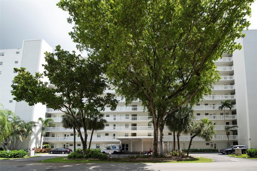 Spacious two-bedroom, one-bathroom unit available for annual - Beach Condo for sale in Fort Lauderdale, Florida on Beachhouse.com