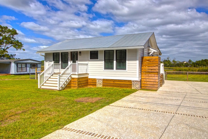 Beautiful fully renovated deep water cottage only 15 minutes - Beach Home for sale in Johns Island, South Carolina on Beachhouse.com