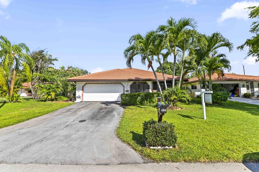 Welcome to this spacious home in the desirable Knob Hill - Beach Home for sale in Boca Raton, Florida on Beachhouse.com