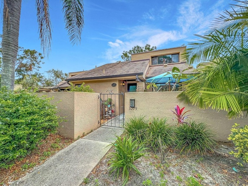 Experience the lifestyle of The meadows; a popular, beautiful - Beach Townhome/Townhouse for sale in Sarasota, Florida on Beachhouse.com