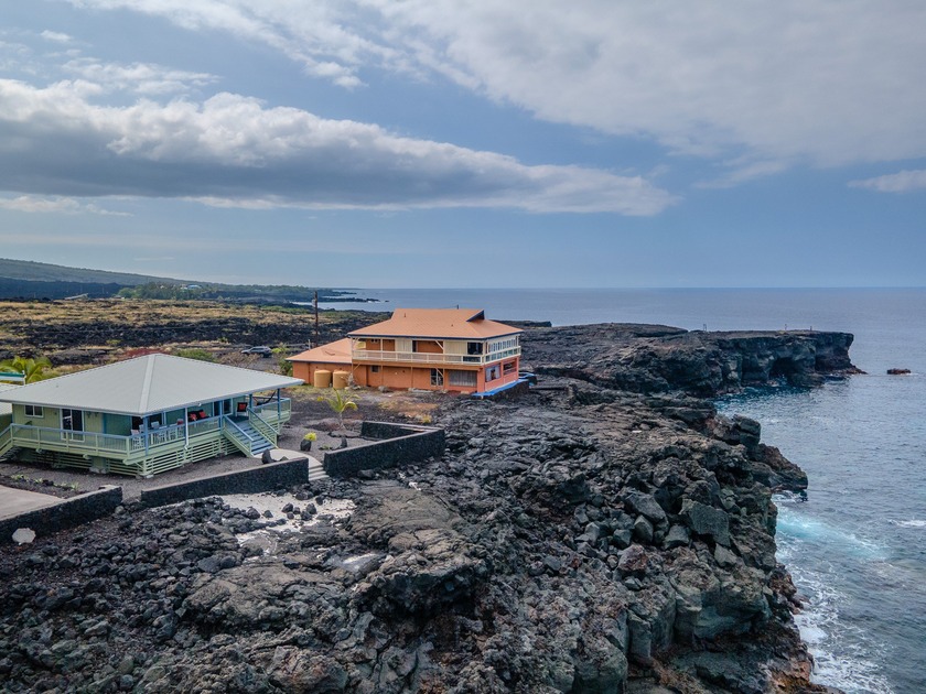 This cozy oceanfront Milolii home, built in 2017, offers a - Beach Home for sale in Captain Cook, Hawaii on Beachhouse.com