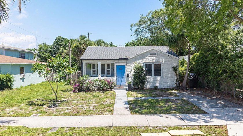 Beautifully renovated 2-bedroom, 2-bath home with a flex room in - Beach Home for sale in West Palm Beach, Florida on Beachhouse.com