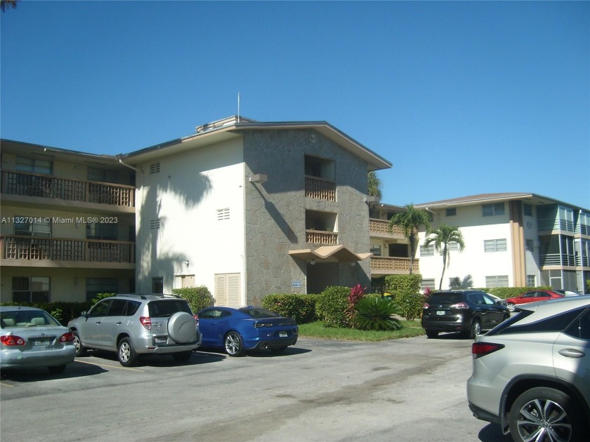 Great 2Bed 1 Bath for sale unit in a gated complex of Mar-Len - Beach Apartment for sale in North  Miami  Beach, Florida on Beachhouse.com