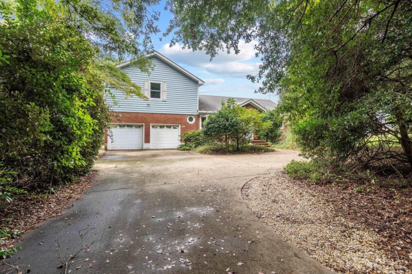 This 1990s-built, 3-bedroom, 2-bathroom home offers spacious - Beach Home for sale in Southern Shores, North Carolina on Beachhouse.com