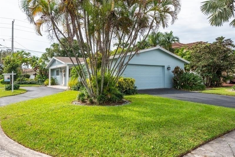 BEAUTIFUL 3/2 CORNER LOT WITH A 2 CAR GARAGE AND CIRCULAR - Beach Home for sale in Hollywood, Florida on Beachhouse.com