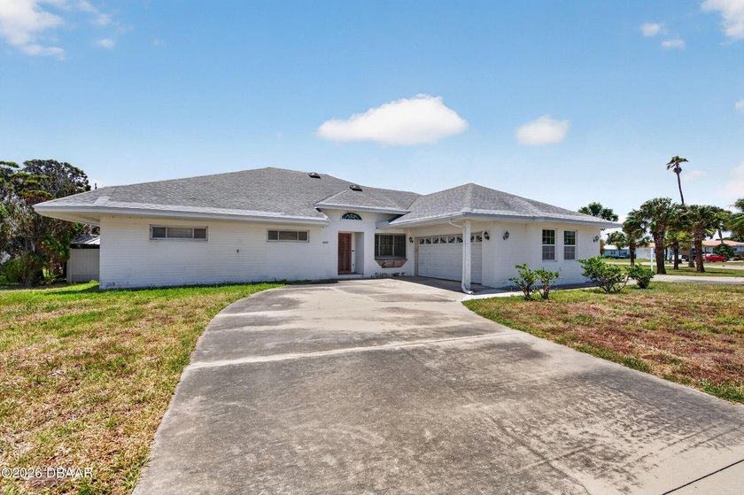 INVESTOR SPECIAL! CASH BUYERS! BEACHSIDE OPPORTUNITY! Bring your - Beach Home for sale in Daytona Beach, Florida on Beachhouse.com