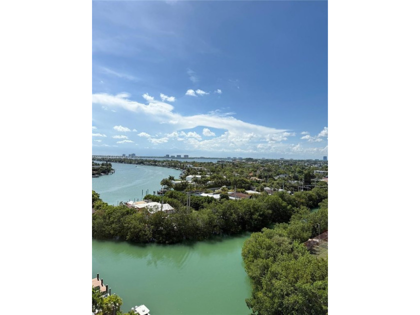 Breathtaking panoramic bay views! This spacious corner unit - Beach Condo for sale in Miami Beach, Florida on Beachhouse.com