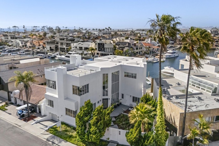This extraordinary residence in Coronado Cays represents a - Beach Home for sale in Coronado, California on Beachhouse.com