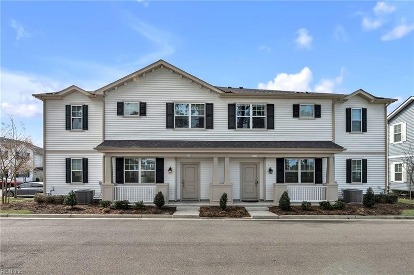 Move in ready ! Beautiful home featuring large family room and - Beach Townhome/Townhouse for sale in Virginia Beach, Virginia on Beachhouse.com