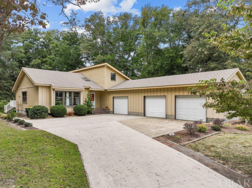 Fantastic one-level living backing up to Duck Woods Country Club - Beach Home for sale in Southern Shores, North Carolina on Beachhouse.com