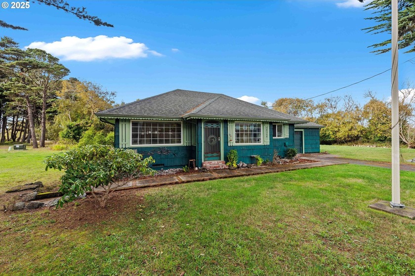 Two blocks from the beach in Bandon, OR, this charming 3BD/2BA - Beach Home for sale in Bandon, Oregon on Beachhouse.com