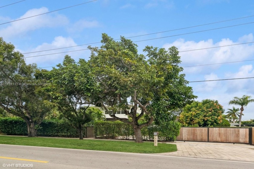 Updated Pinecrest pool home with a separate guest house. Awesome - Beach Home for sale in Pinecrest, Florida on Beachhouse.com