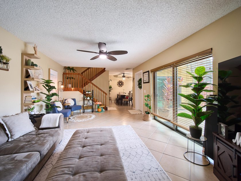 Complete impact sliders and brand-new A/C! This cozy townhome - Beach Townhome/Townhouse for sale in West Palm Beach, Florida on Beachhouse.com