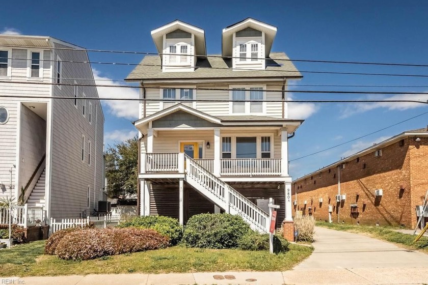 Welcome to the beach lifestyle! With 3 floors of spacious living - Beach Home for sale in Norfolk, Virginia on Beachhouse.com