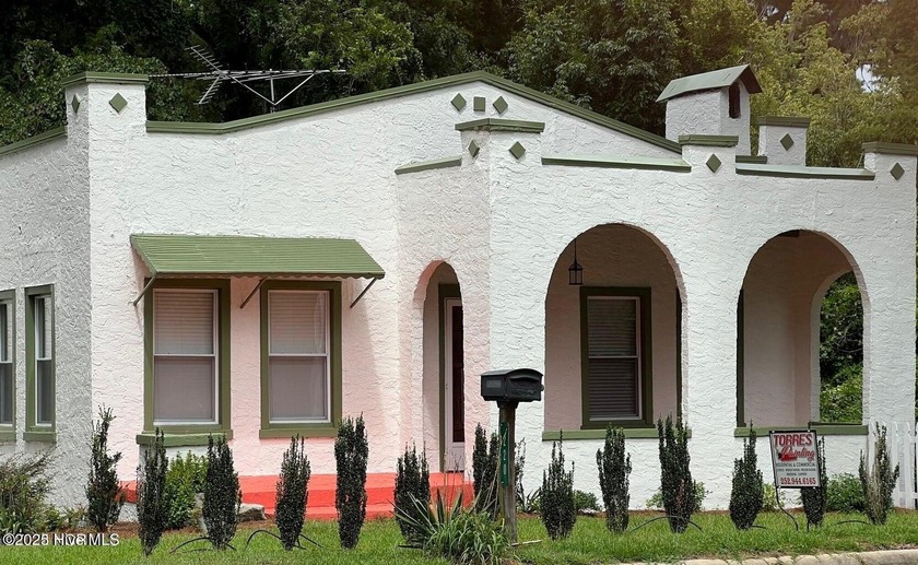 Cute 3 bedroom, 2.5 bath home in Washington Park. Lovely wood - Beach Home for sale in Washington, North Carolina on Beachhouse.com