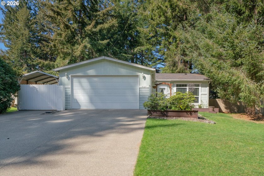 Well maintained 3 bedroom, 2 bathroom home on a desirable corner - Beach Home for sale in Florence, Oregon on Beachhouse.com
