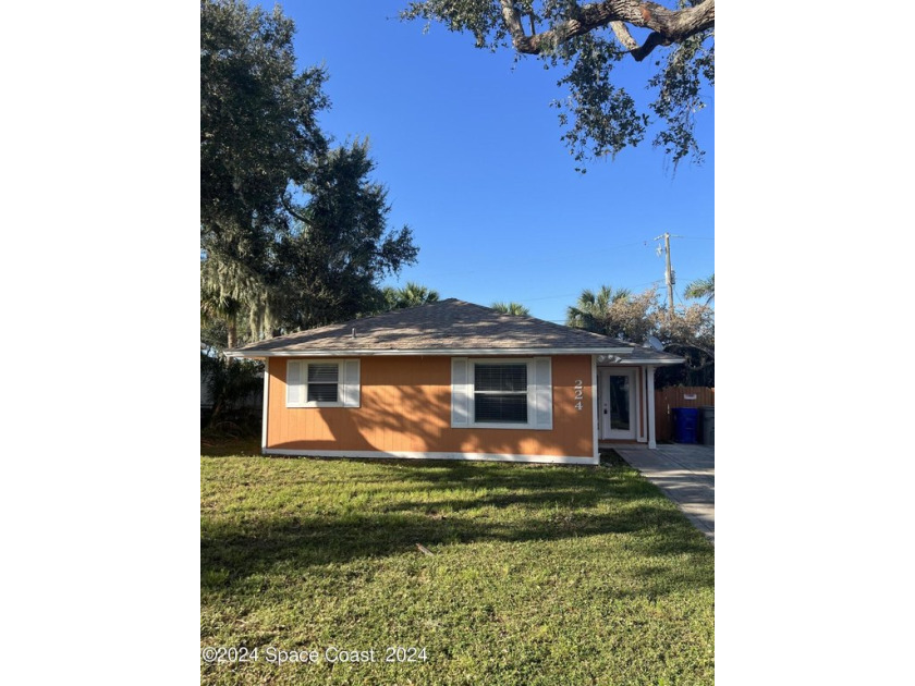 This residence offers a promising way home  with 2 bedrooms and - Beach Home for sale in Vero Beach, Florida on Beachhouse.com