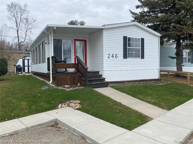 Beautiful 2 bedroom/2 bath  1997 Mansion Manufactured home with - Beach Home for sale in Port Sanilac, Michigan on Beachhouse.com