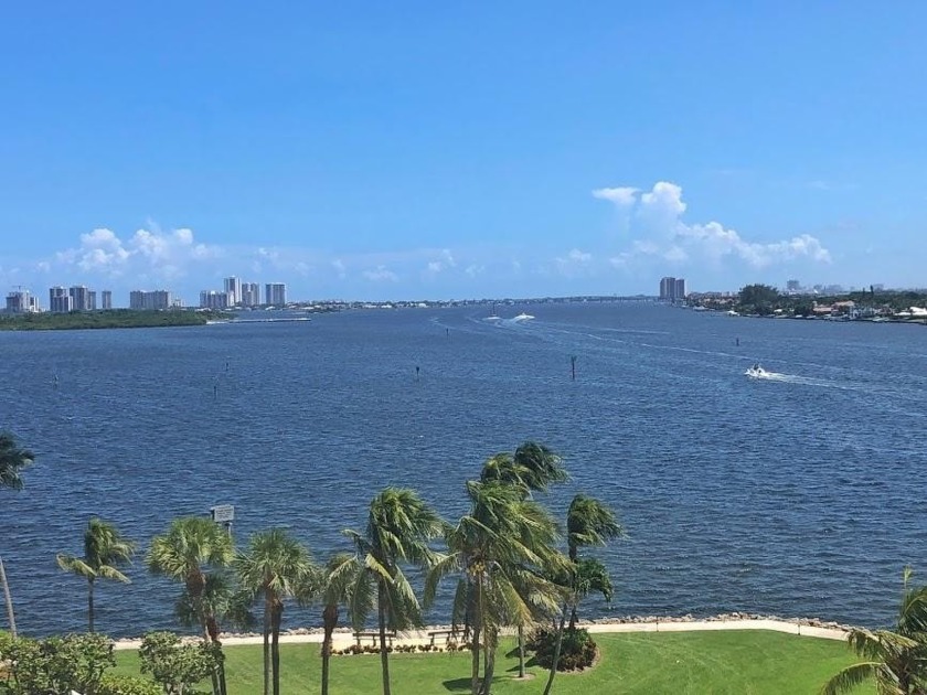 Beautiful 2BR / 2BA unit features a timeless, cool coastal style - Beach Condo for sale in North Palm Beach, Florida on Beachhouse.com