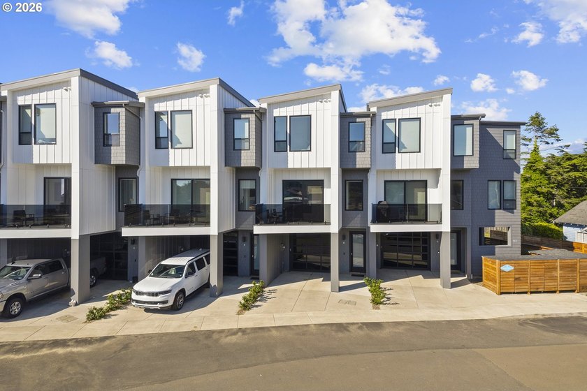 Rare opportunity to own a turn key Short Term Rental. Sale comes - Beach Townhome/Townhouse for sale in Waldport, Oregon on Beachhouse.com