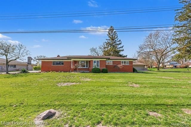 Built by Weinberger, this well-crafted ranch offers sought-after - Beach Home for sale in Shelby, Michigan on Beachhouse.com