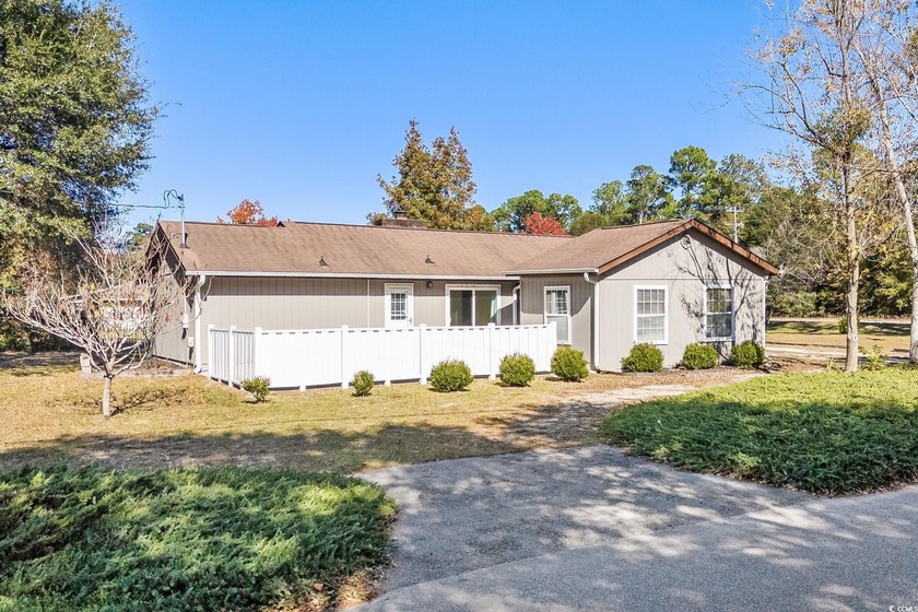 Move-in ready 3-bedroom, 2-bath home located on a spacious - Beach Home for sale in Myrtle Beach, South Carolina on Beachhouse.com