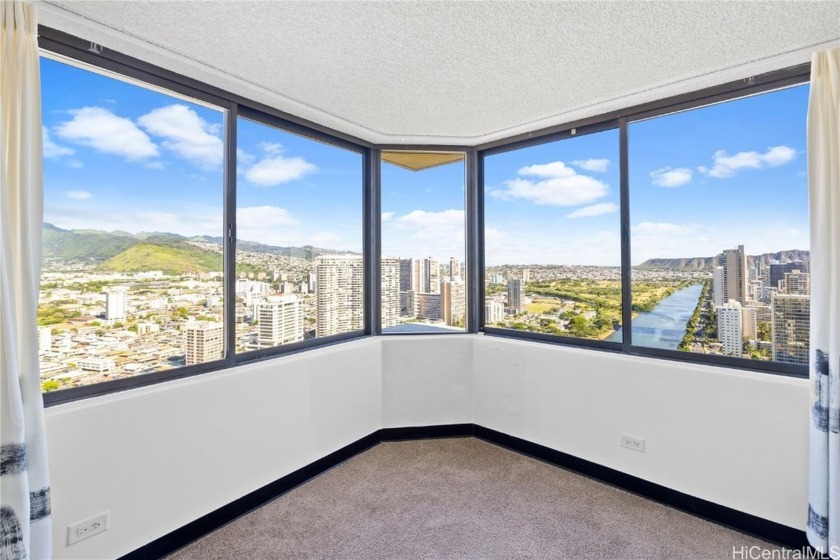 Rare opportunity. This unit is located at the corner of Diamond - Beach Condo for sale in Honolulu, Hawaii on Beachhouse.com