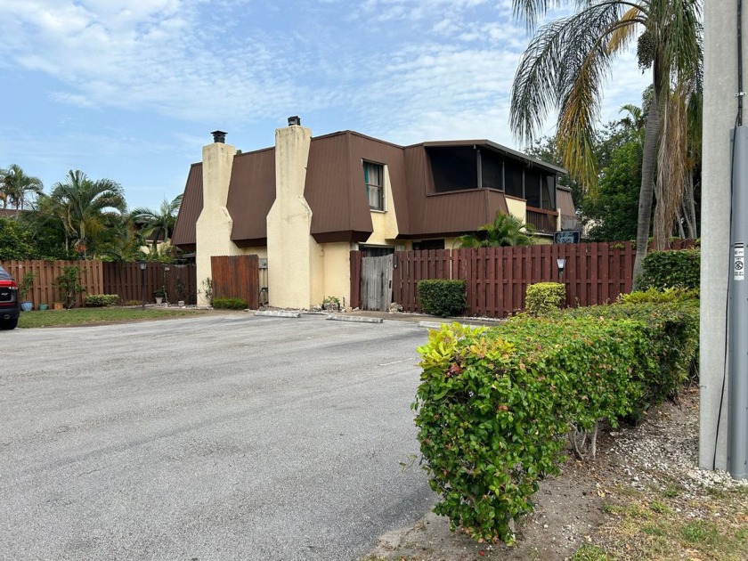 LOCATION!! 2BED 1.5 2 Story Townhouse, large courtyard.  Located - Beach Townhome/Townhouse for sale in Palm Beach Gardens, Florida on Beachhouse.com