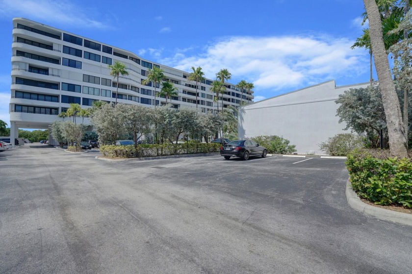 Stunning, renovated 2BR/2BA  open-concept condo.  Kitchen offers - Beach Condo for sale in South Palm Beach, Florida on Beachhouse.com