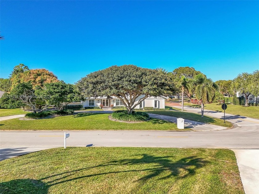 Gorgeous executive one level home on desirable oversized corner - Beach Home for sale in Atlantis, Florida on Beachhouse.com